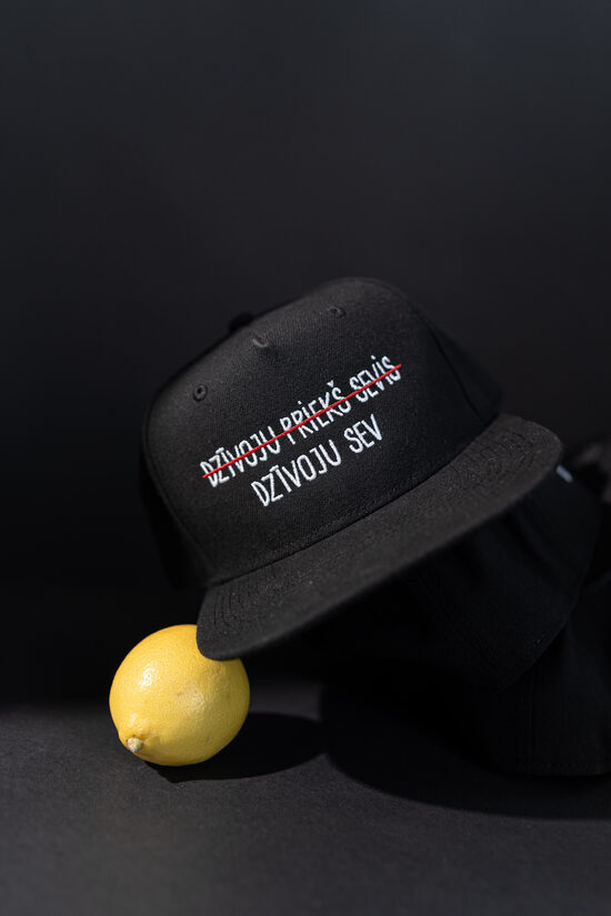 "DZĪVOJU SEV" cepure ar nagu (melnā krāsā)