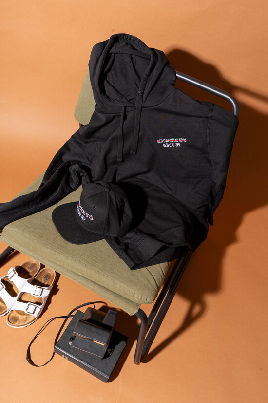 "DZĪVOJU SEV" džemperis ar kapuci (melnā krāsā)